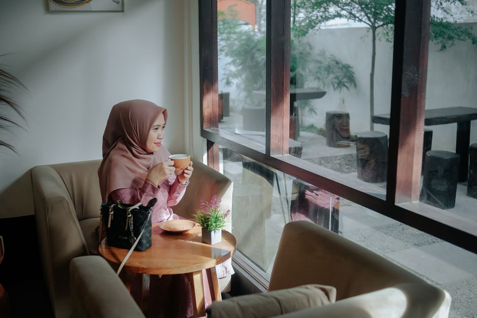 17. Outfit Hijab Nyaman untuk Aktivitas Sehari-Hari 17. Outfit Hijab Nyaman untuk Aktivitas Sehari-Hari