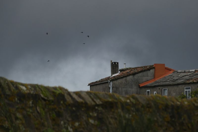 Toiture ardoise moussue sous un ciel d'orage à l'approche de l'automne à Saint-Malo