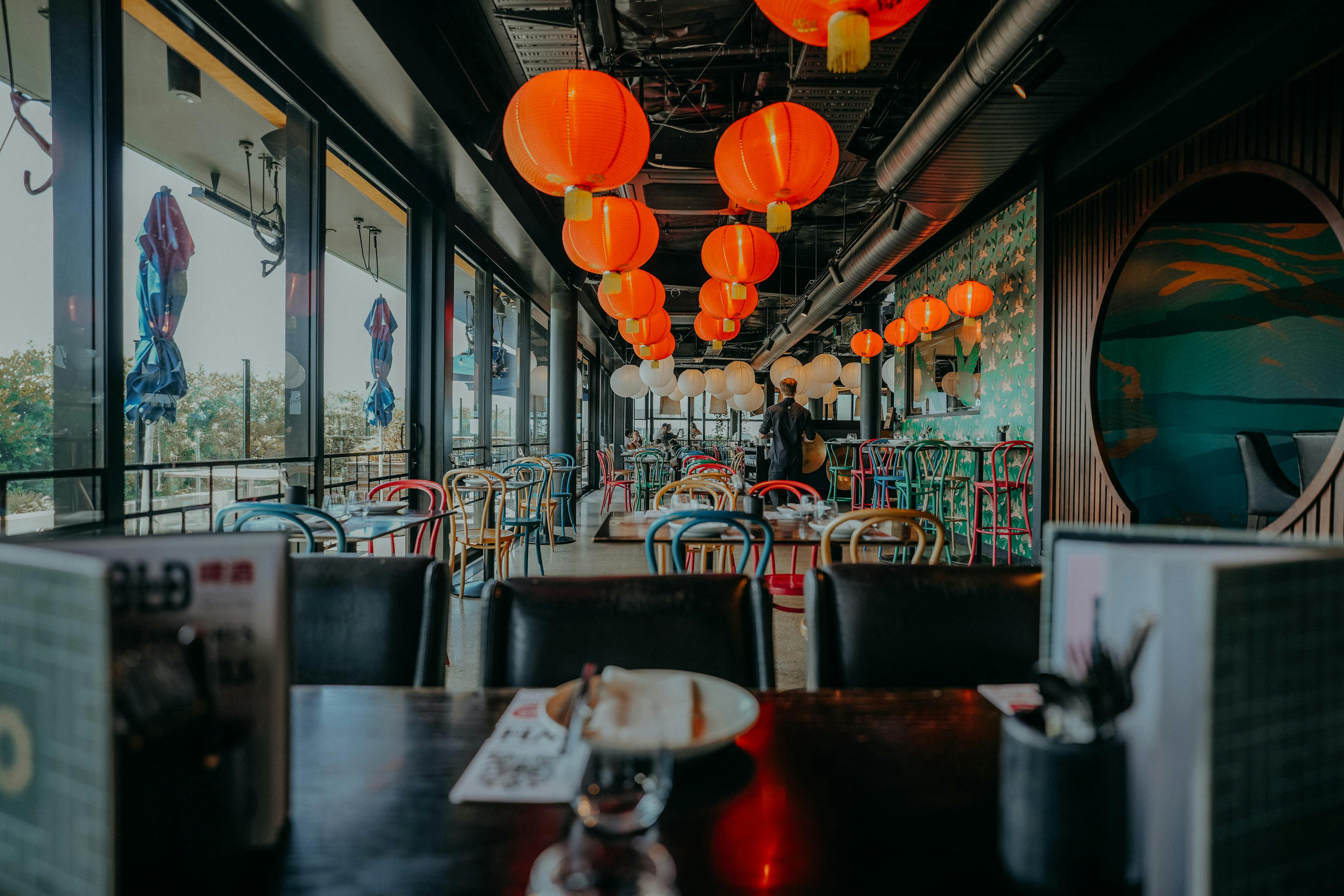 Como a atmosfera do local influencia a experiência gastronômica