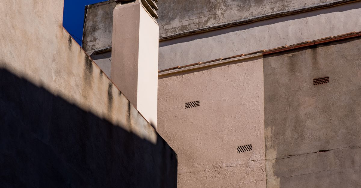Building Edge Shadow Geometric Shadows on Urban Building Architecture · Free Stock Photo