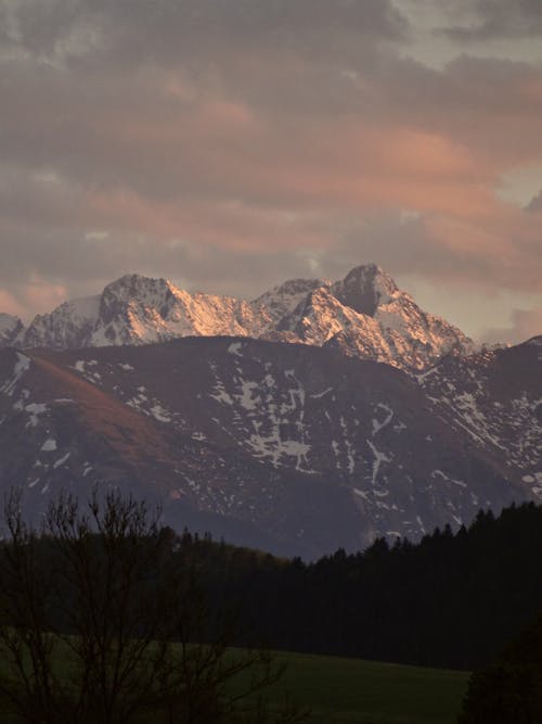 Photo De Montagne Sous Un Ciel Nuageux