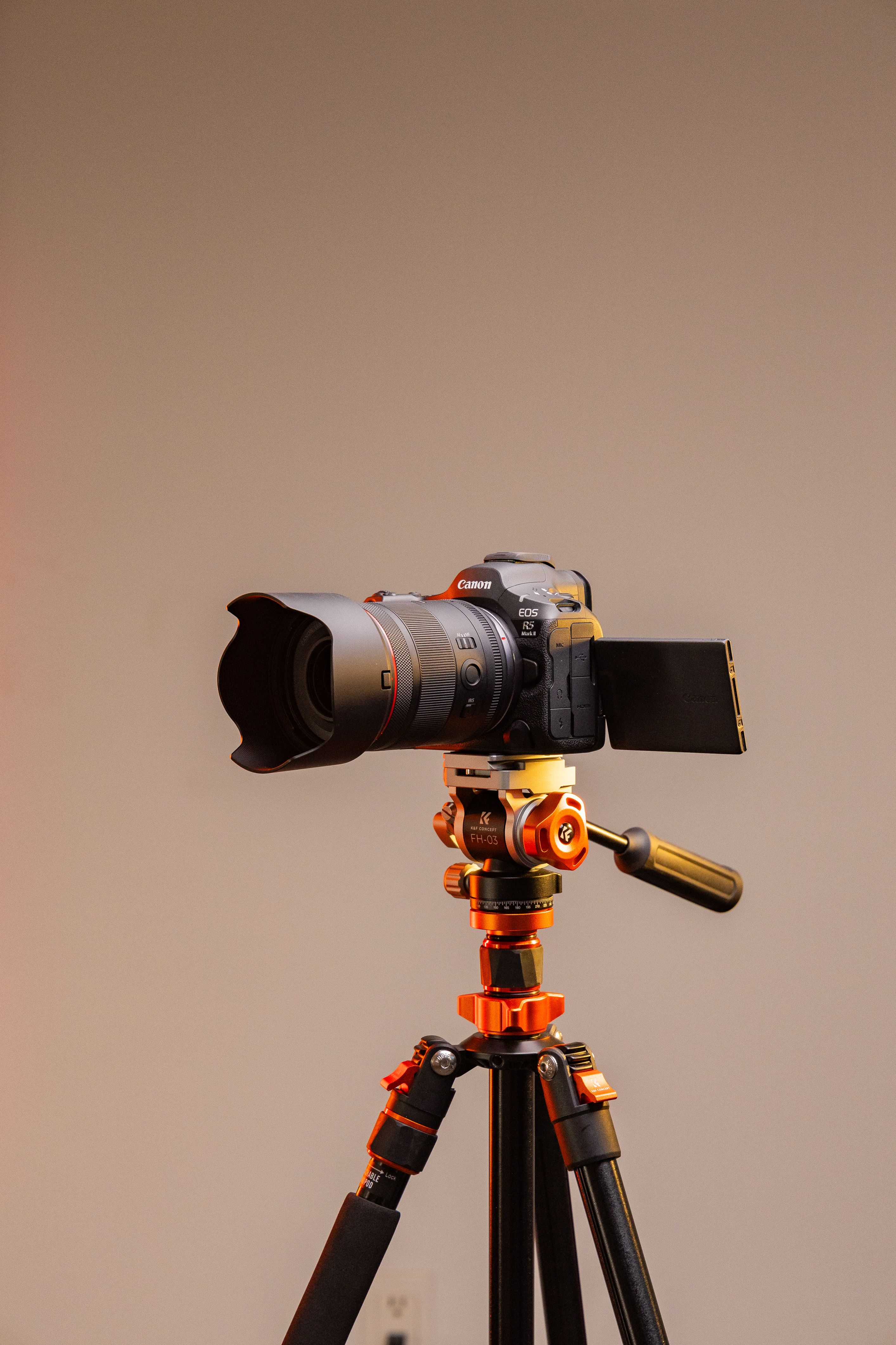 Professional Camera on Tripod in Studio Setting · Free Stock Photo