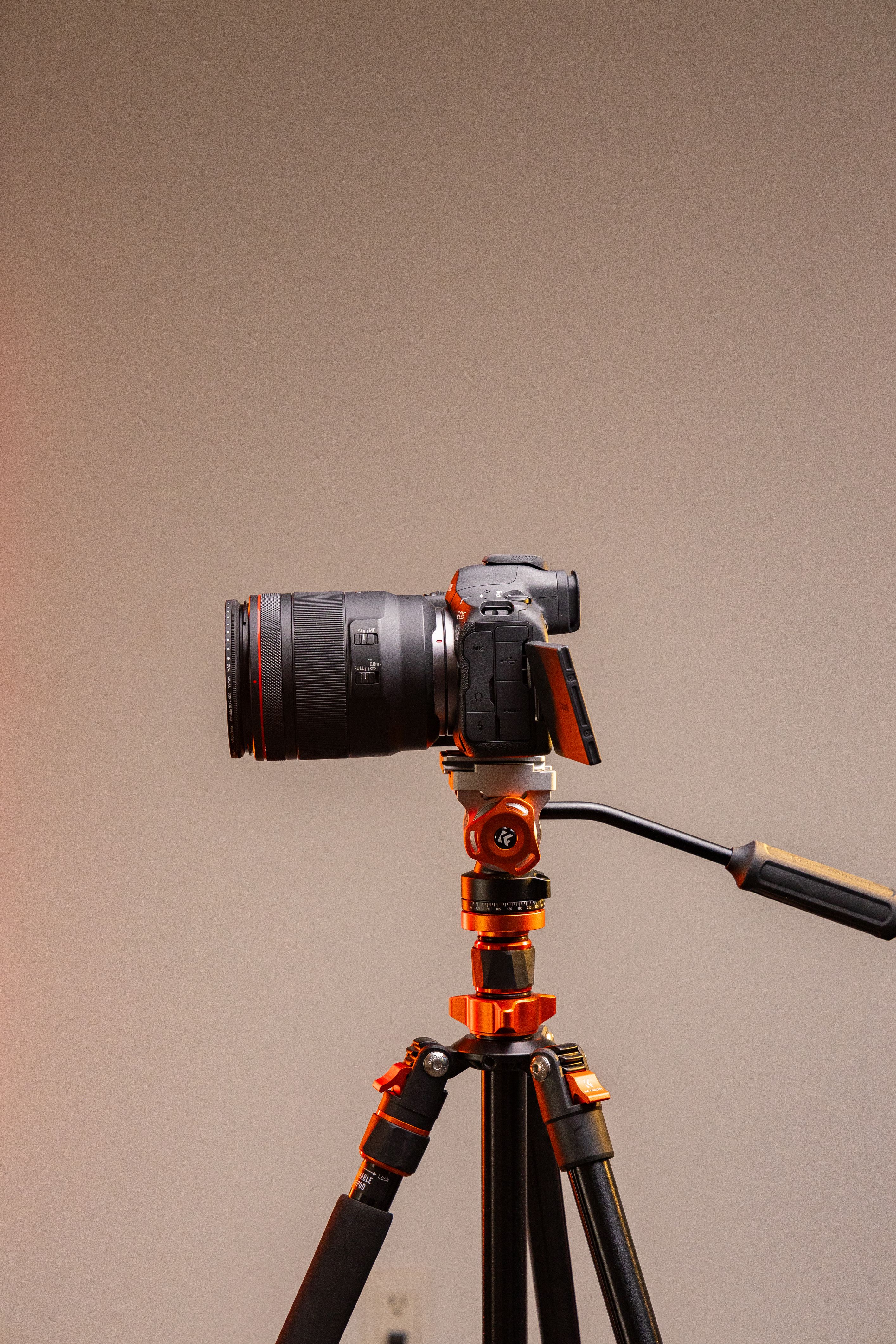 Câmera Profissional Em Tripé Para Fotografia · Foto profissional gratuita