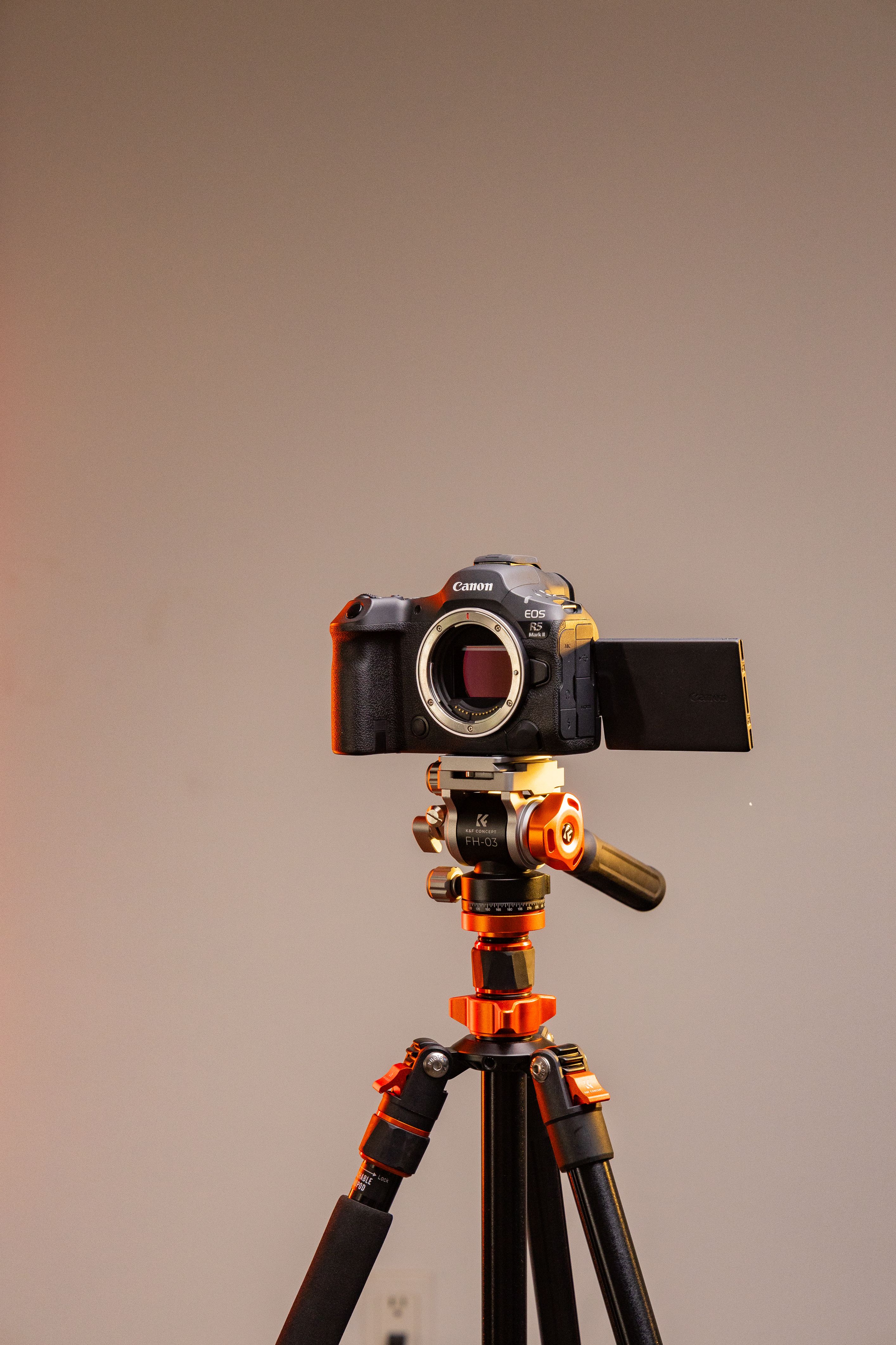 Professional Camera on Tripod in Studio Setting · Free Stock Photo
