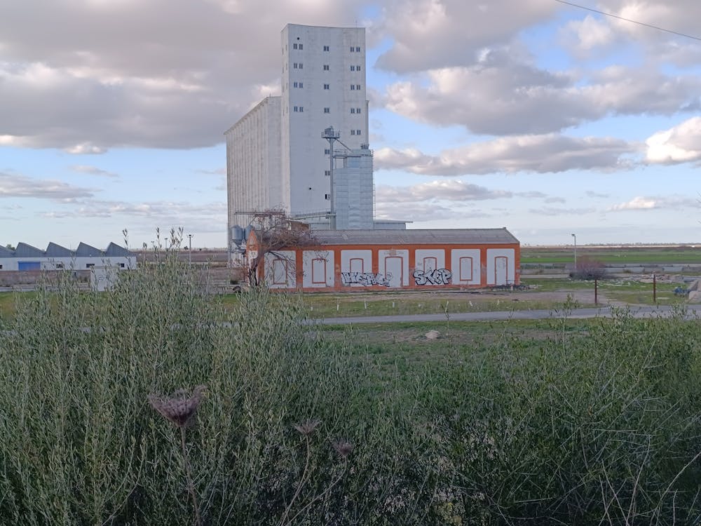 actual estado de lo que queda de la antigua estación de ferrocarril