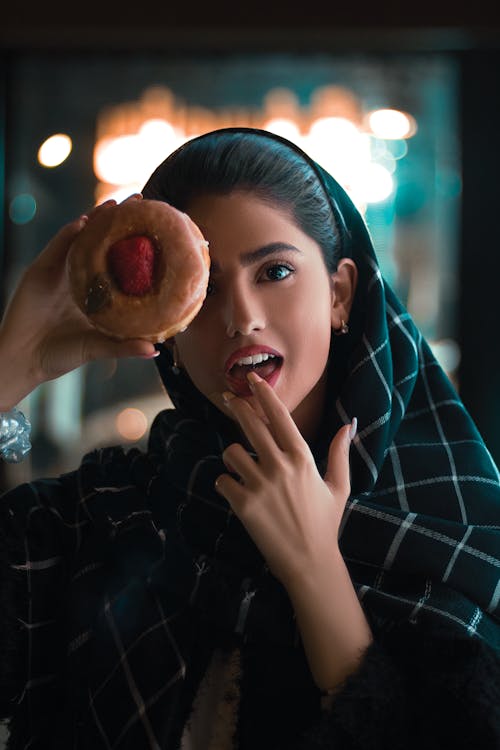 Frau, Die Donut Hält