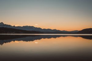 Serene Mountain Lake at Sunset Reflection · Free Stock Photo
