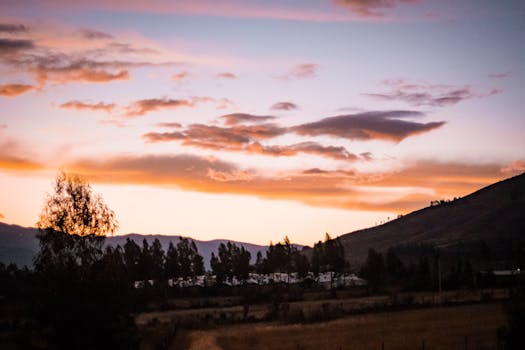 美丽的日落为山区的树木和山丘勾勒出清晰的轮廓