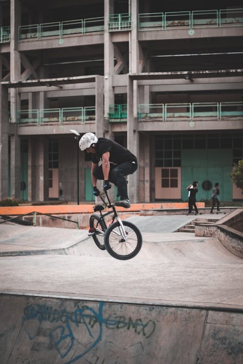 Uomo Che Indossa Camicia Nera Salta Con Bicicletta Bmx Nera