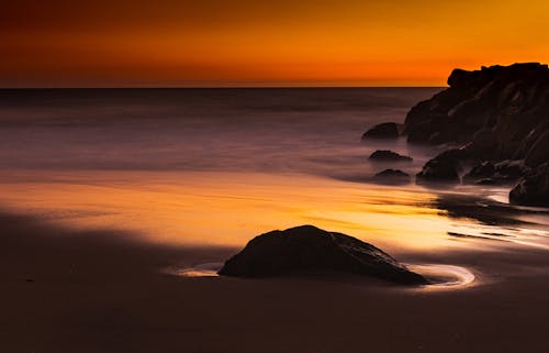 日没時の海岸の写真