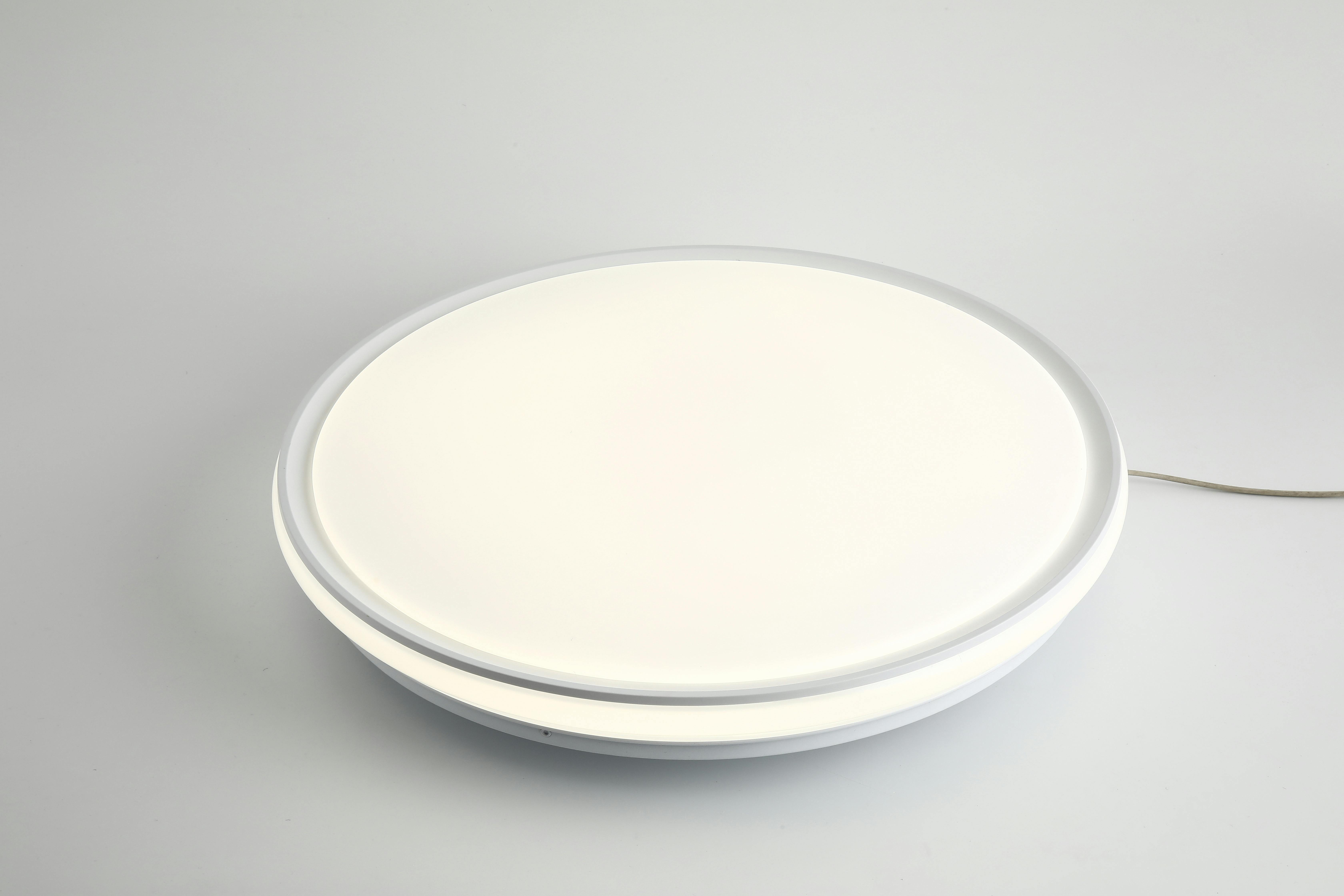 bezplatná Elegantní kulaté stropní LED svítidlo s minimalistickým designem na neutrálním bílém pozadí. Základová fotografie