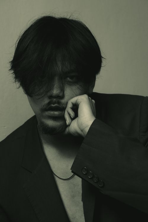 Free Dramatic monochrome portrait of a man in a suit, exuding a pensive mood. Stock Photo