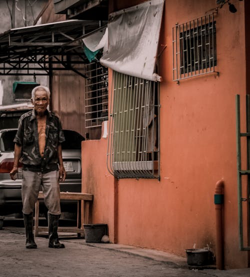 Hombre Con Botas De Pie Junto A La Ventana