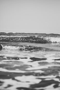 这张黑白图像捕捉了海浪拍打岩石海岸时大自然的力量