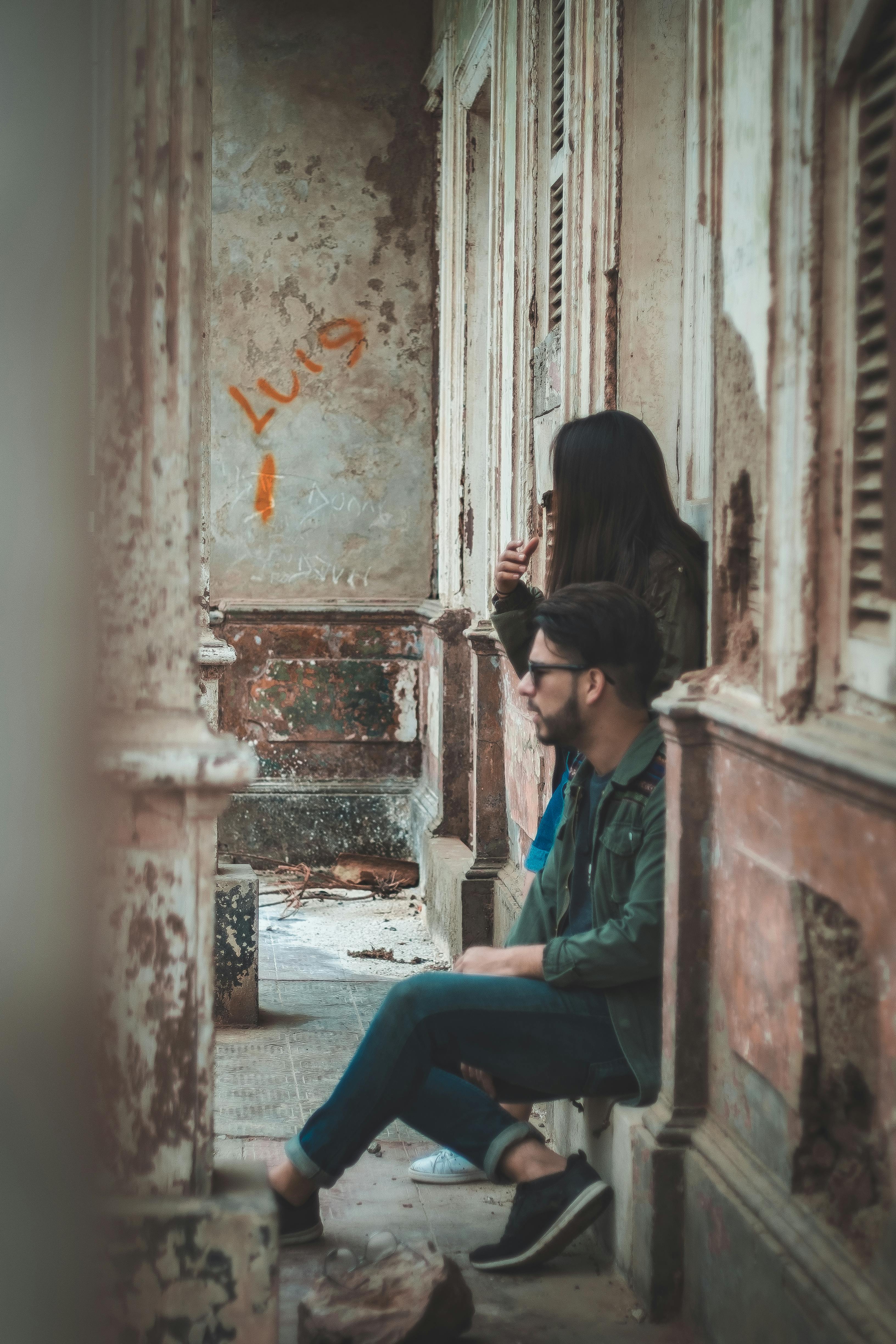 两位年轻人在复古环境中，展示城市街头时尚风格