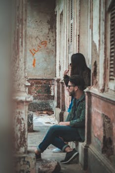 两位年轻人在复古环境中，展示城市街头时尚风格