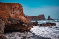 蔚蓝的天空下，汹涌的海浪拍打着引人注目的沿海悬崖