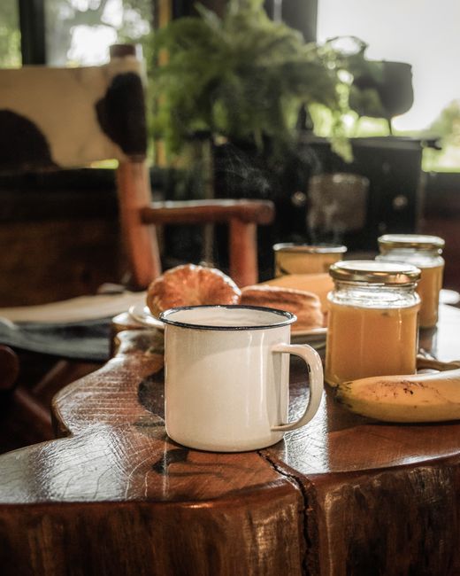 Fotomural Cálido desayuno rústico en Tanti, Córdoba, con café y mermeladas caseras.