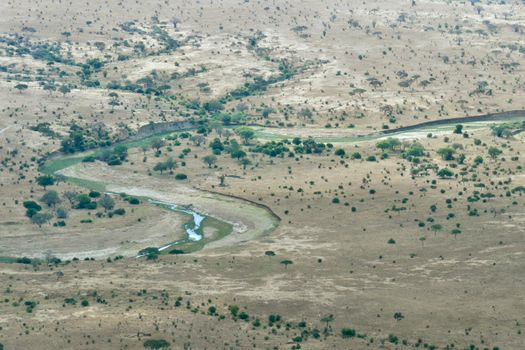 Vue aérienne d'une rivière sinueuse à travers le parc national de Tarangire en Tanzanie.