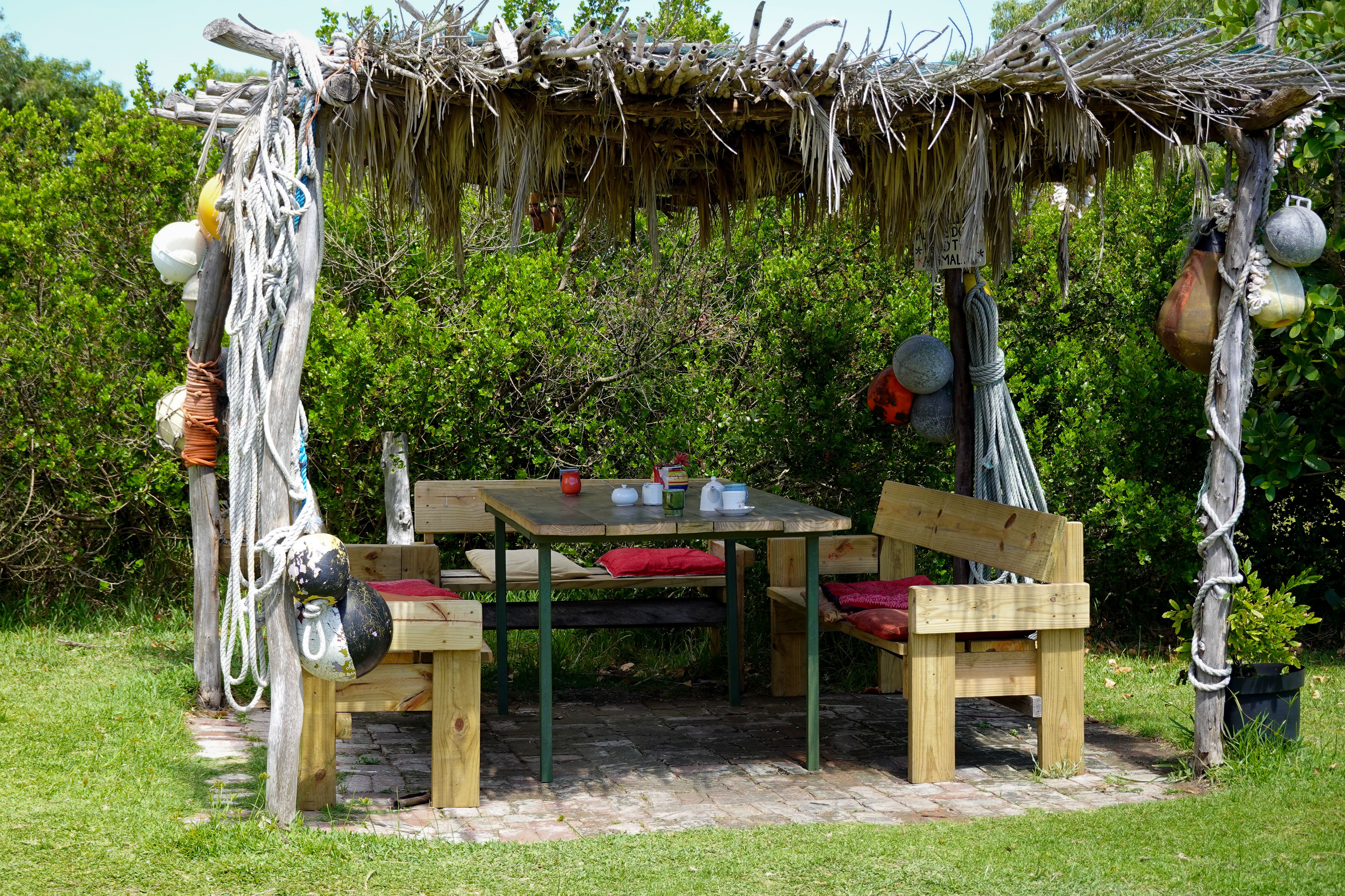 Planten in gerecyclede potten op eco-veranda.