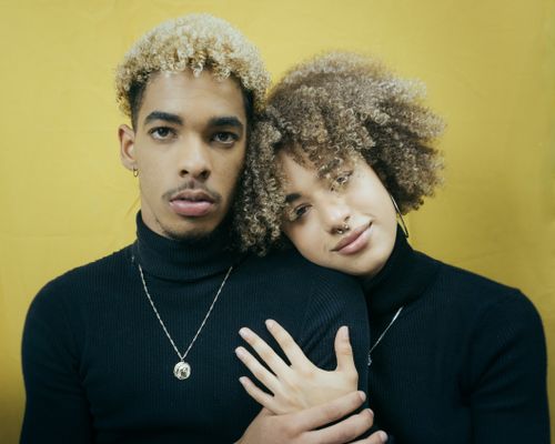Free Two stylish individuals in a tender embrace, expressing warmth and connection. Stock Photo