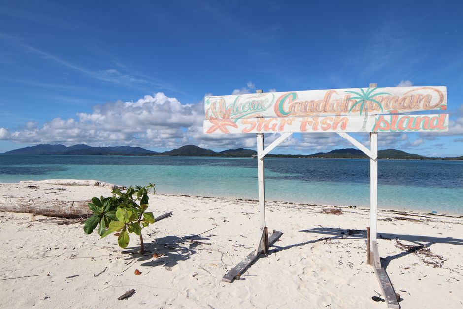 Weißer Sandbank von Ditaytayan, türkisfarbenes Wasser auf Palawan, Philippinen