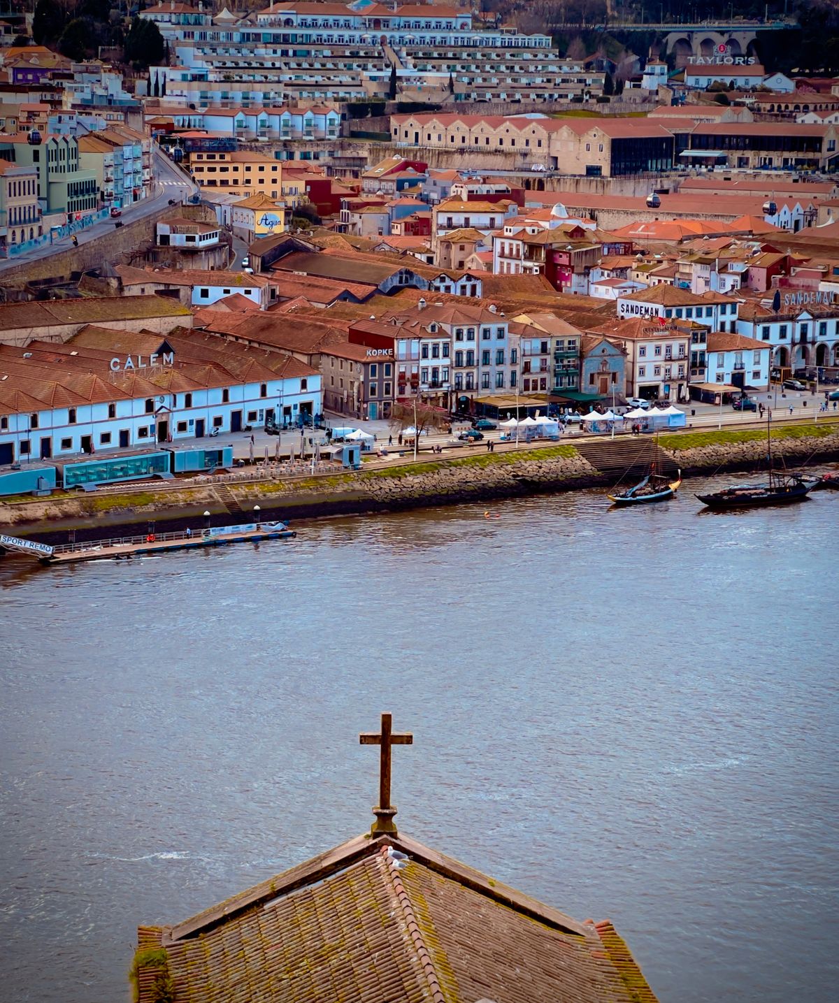 Vila Nova de Gaia - malul cu clădiri istorice și vedere spre Porto