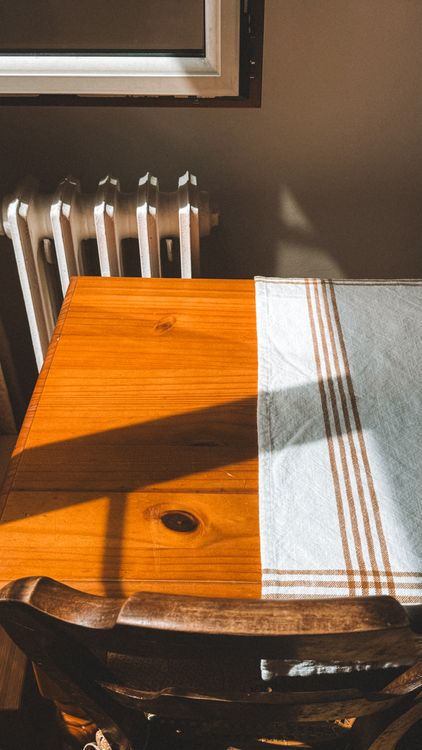 Tafel Radiator Zonovergoten Houten Eettafel Met Radiator · Gratis stockfoto