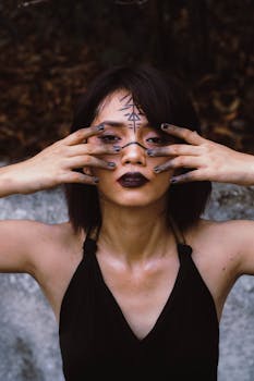 这幅引人注目的艺术肖像描绘了一位涂着颜料的女性，主题神秘