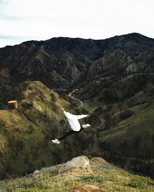 Personne Faisant Saut Sur La Montagne