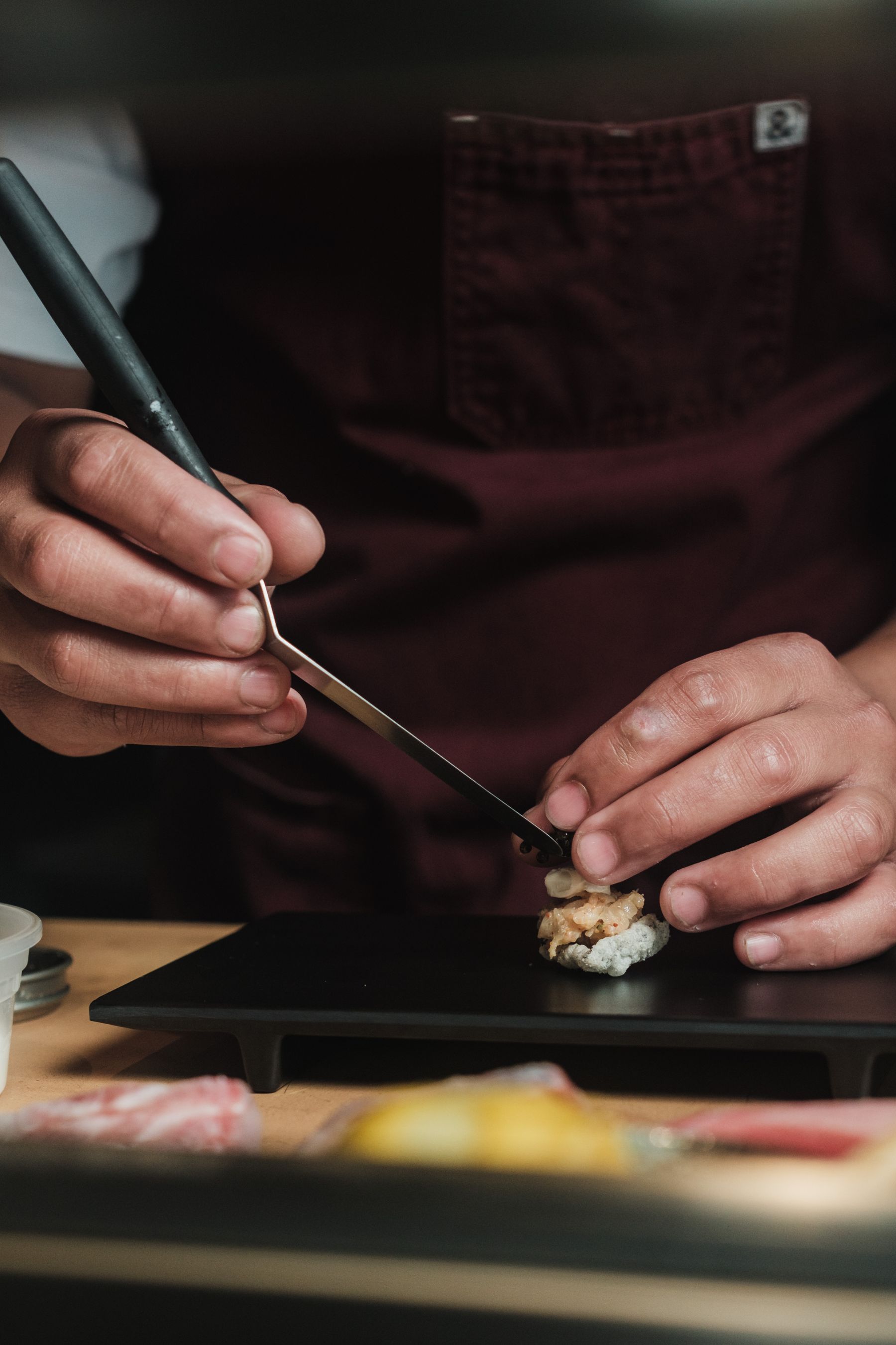 Đầu bếp chuẩn bị nguyên liệu tại quầy, ánh sáng ấm buổi tối