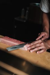 Découpe de poisson avec couteau japonais