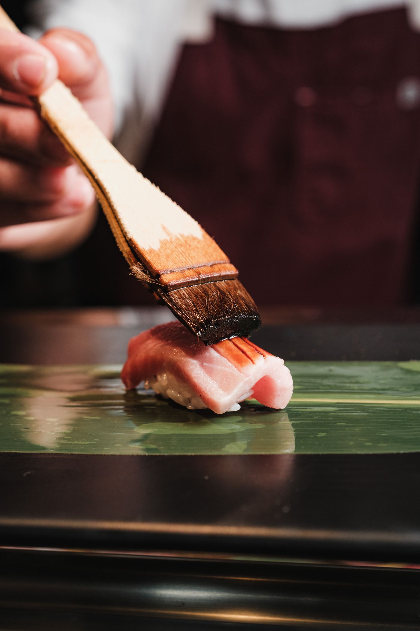 Đầu bếp phục vụ omakase từng miếng cho khách ngồi quầy