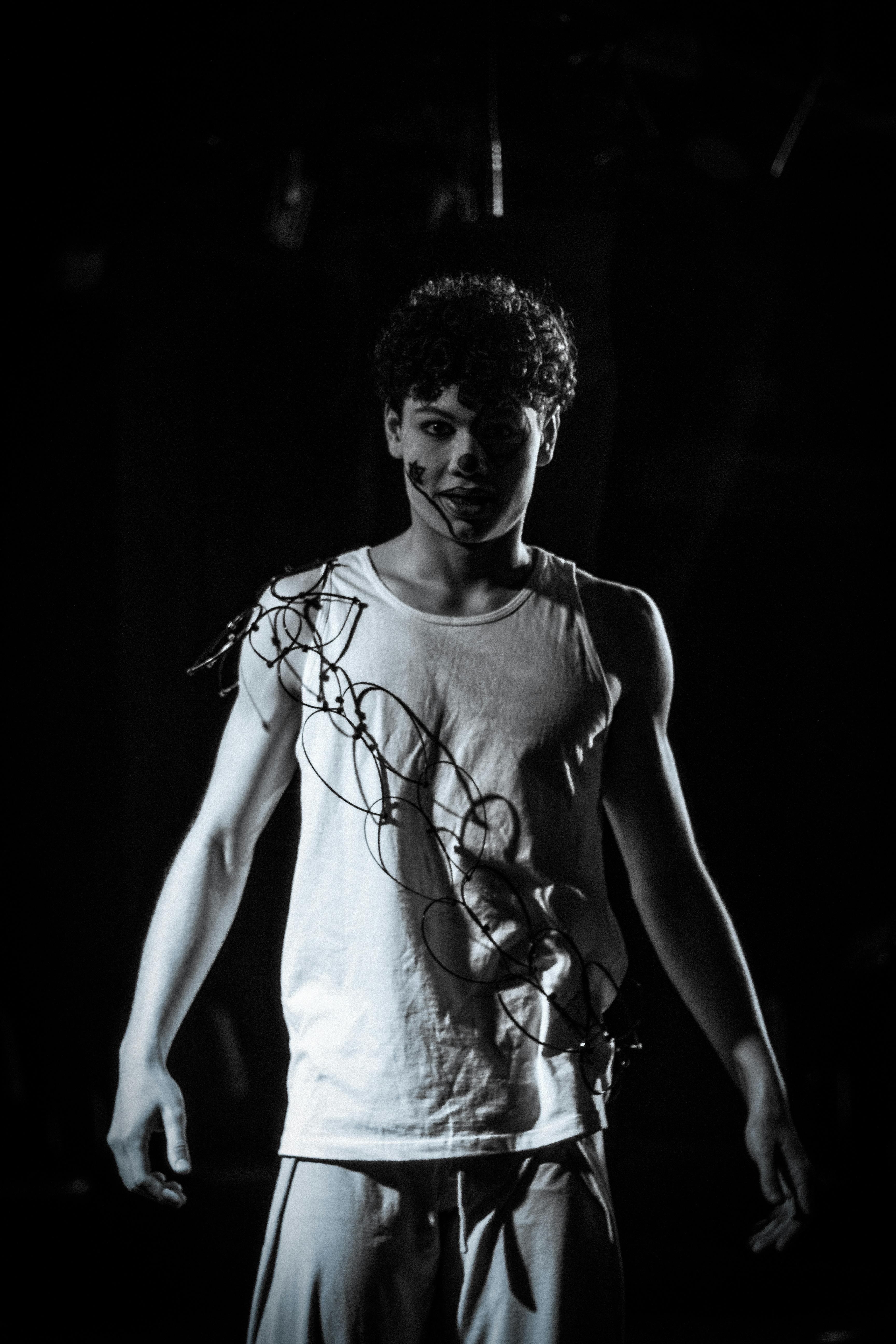 Ücretsiz Dramatik ışıklandırma altında çekilmiş, hüzünlü siyah beyaz bir erkek portresi. Stok Fotoğraflar