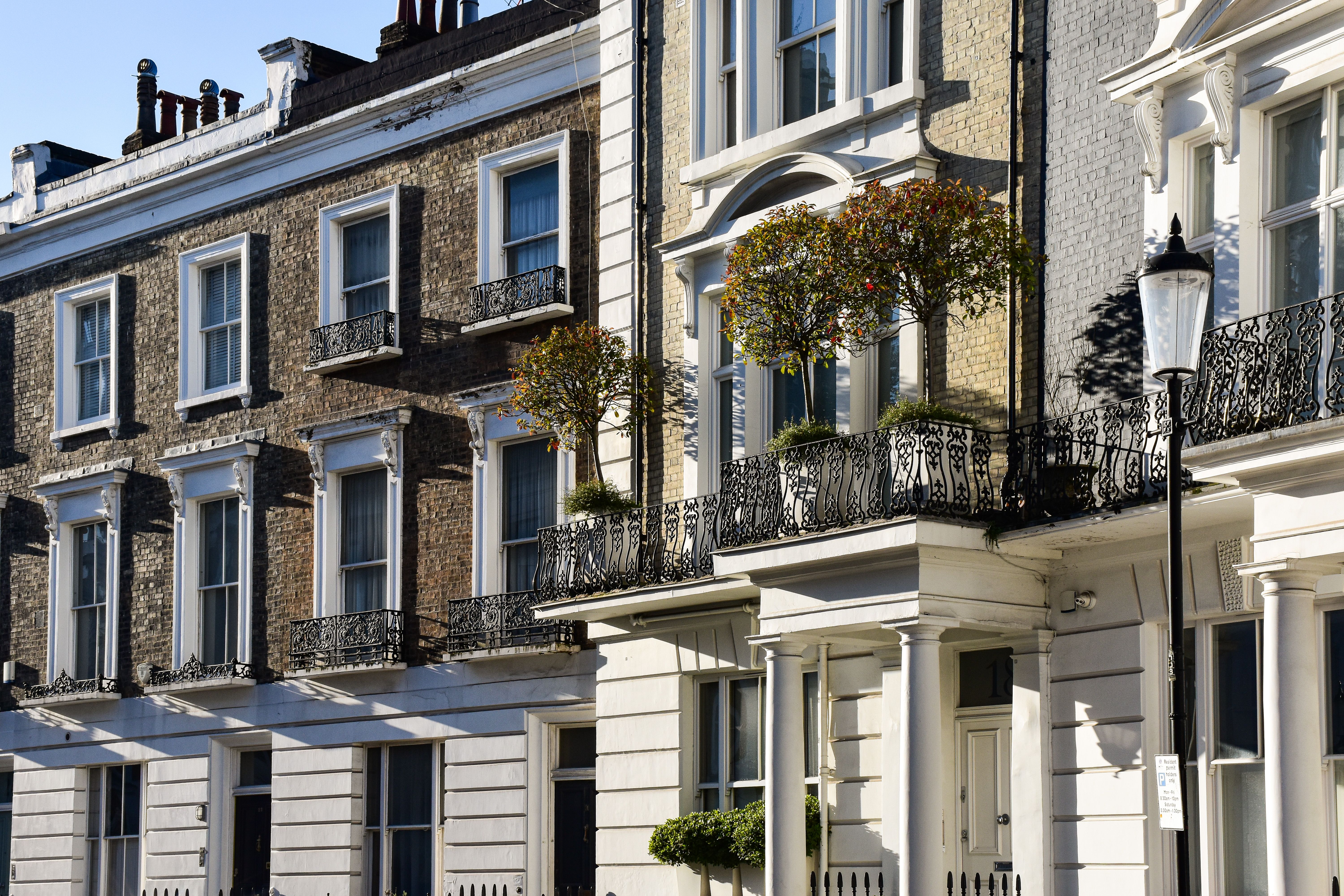 View of Charming London Townhouses with Elegant Facades · Free Stock Photo