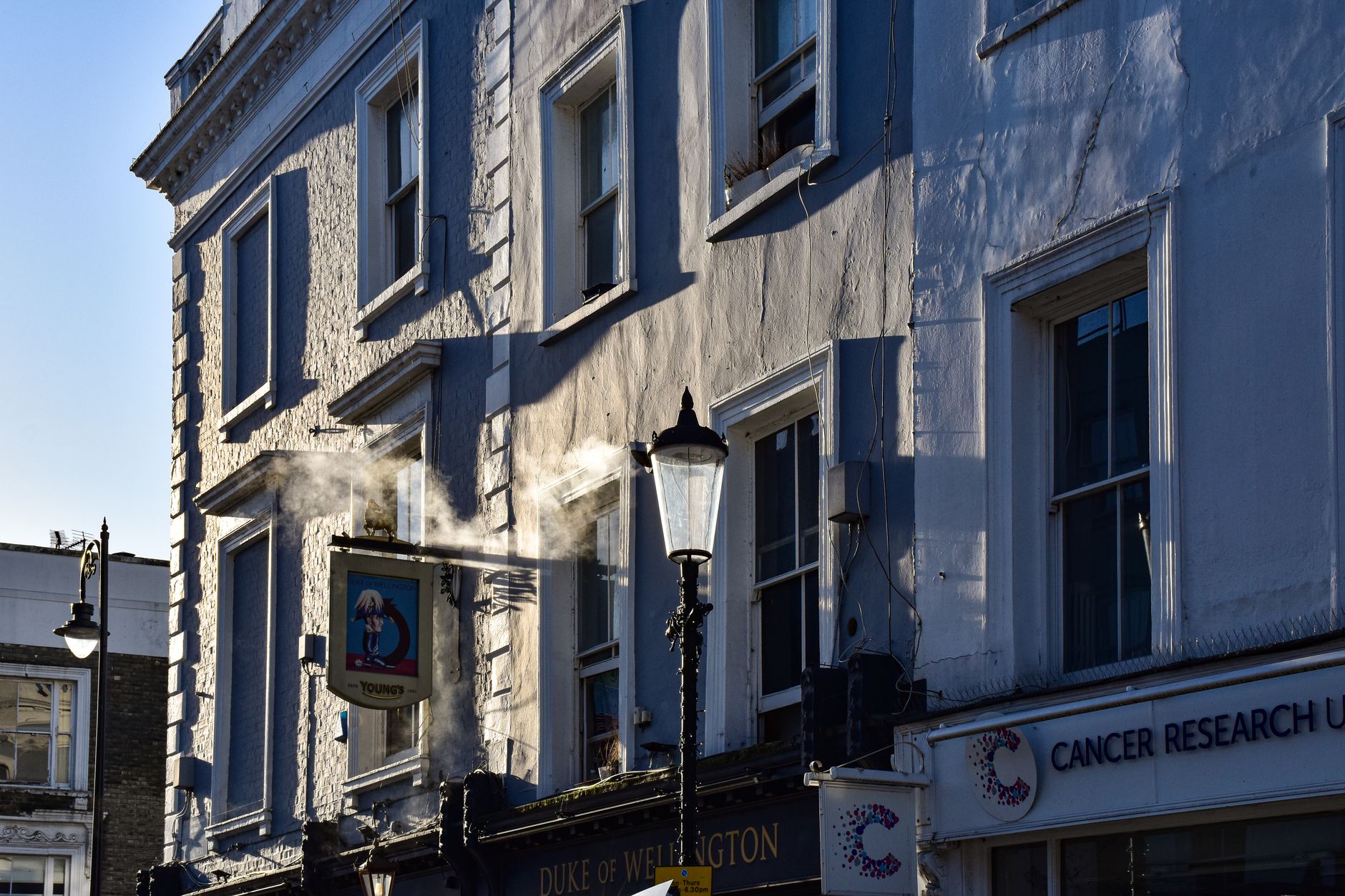 Londra Tower Bridge yakınındaki bir pub binasının dış cephesi