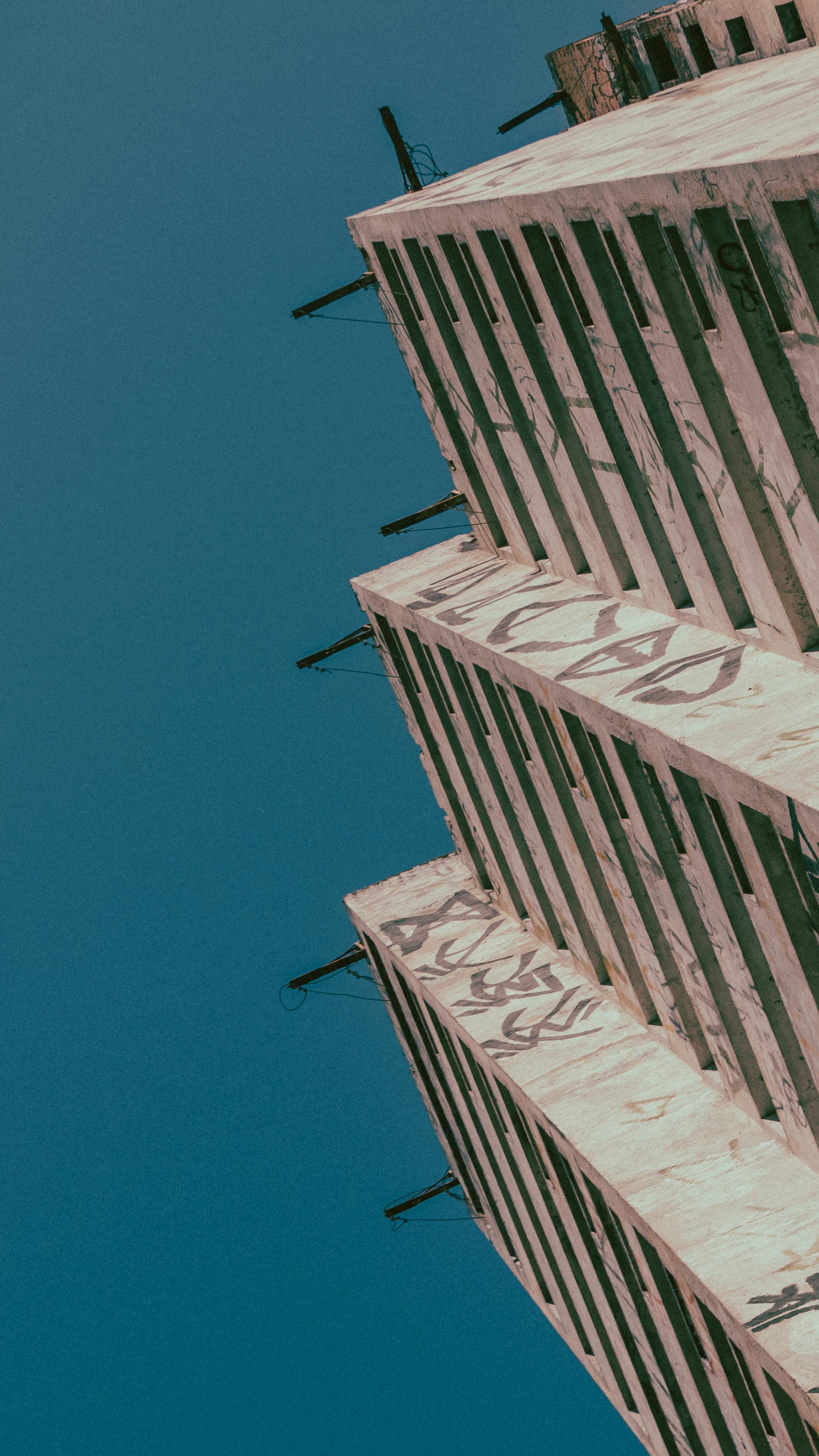 免費 在湛藍的天空下，現代城市建築的獨特仰視圖。 圖庫相片