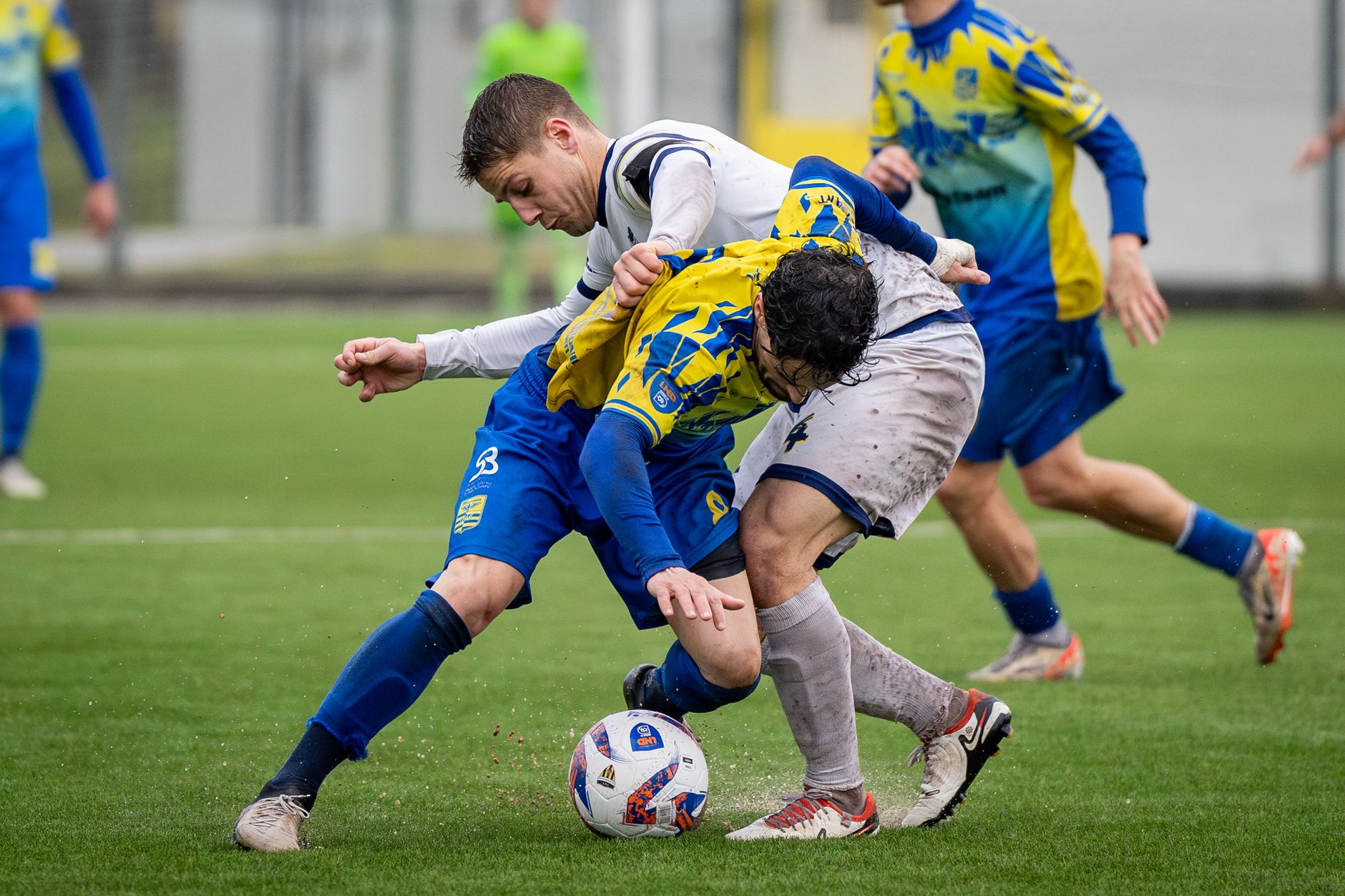 Futbolcular arasında sert bir müdahale anı