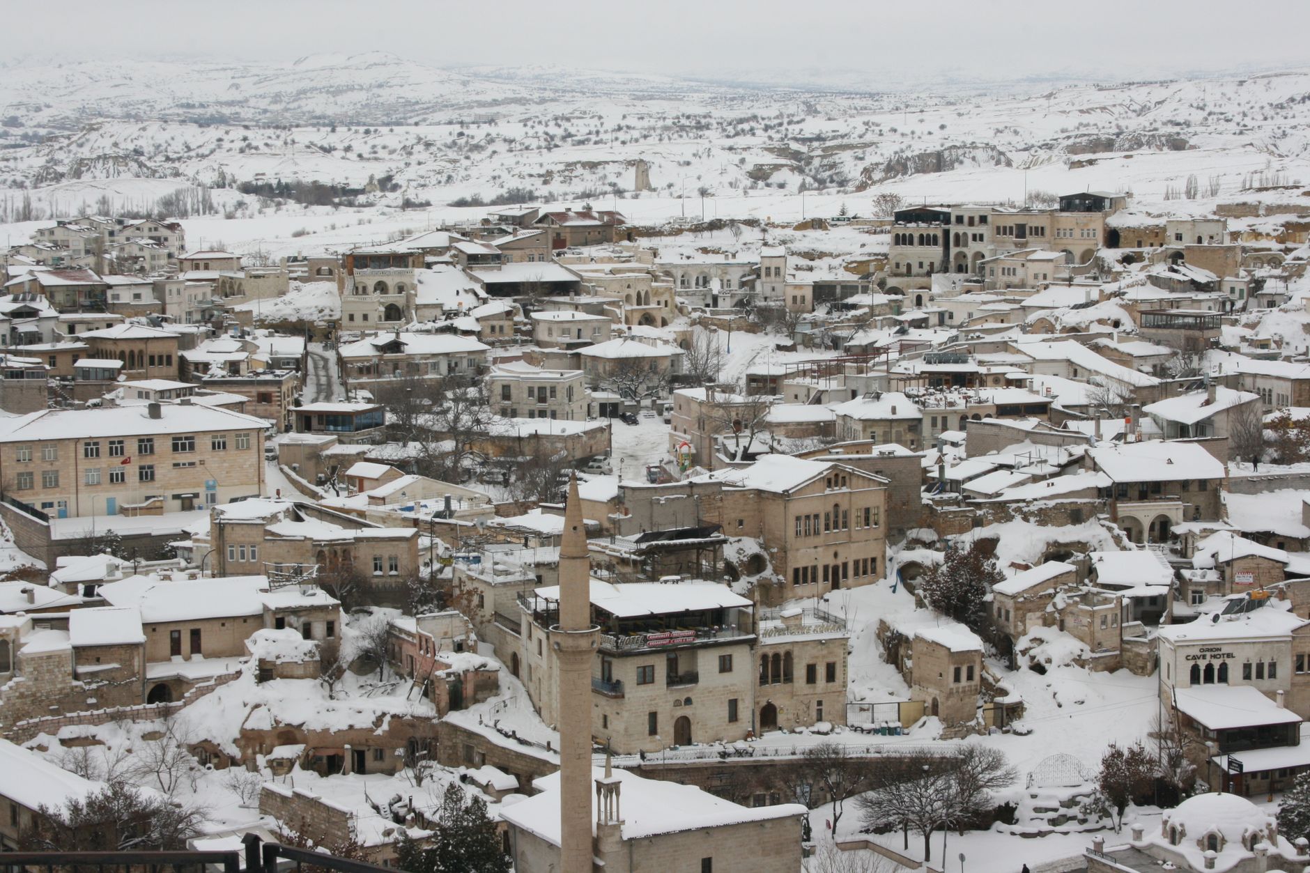 Les maisons de pierre d'Ürgüp empilées sur la pente, en contrebas de la colline de Temenni