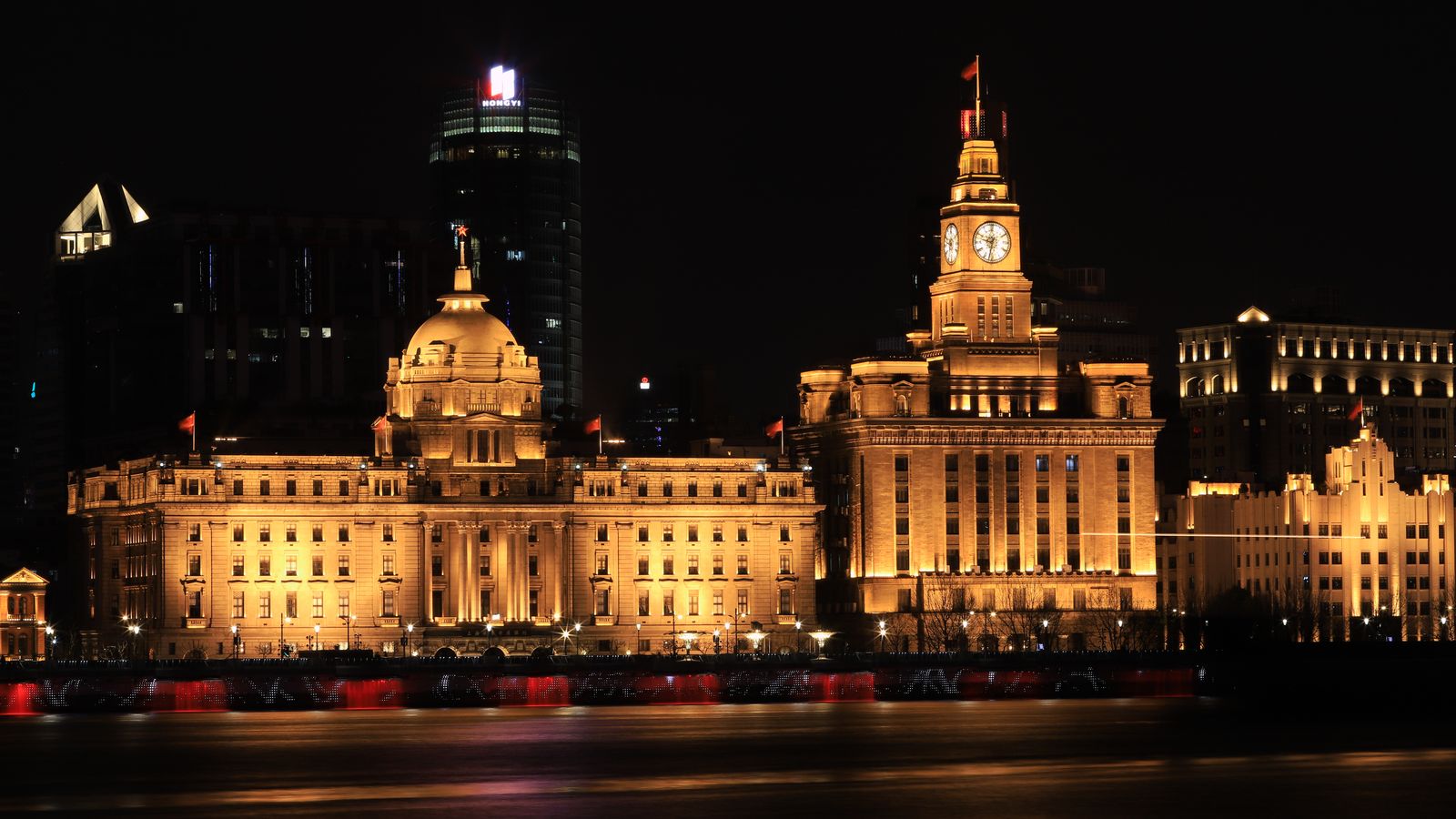 Bangunan bersejarah The Bund Shanghai yang diterangi lampu pada malam hari