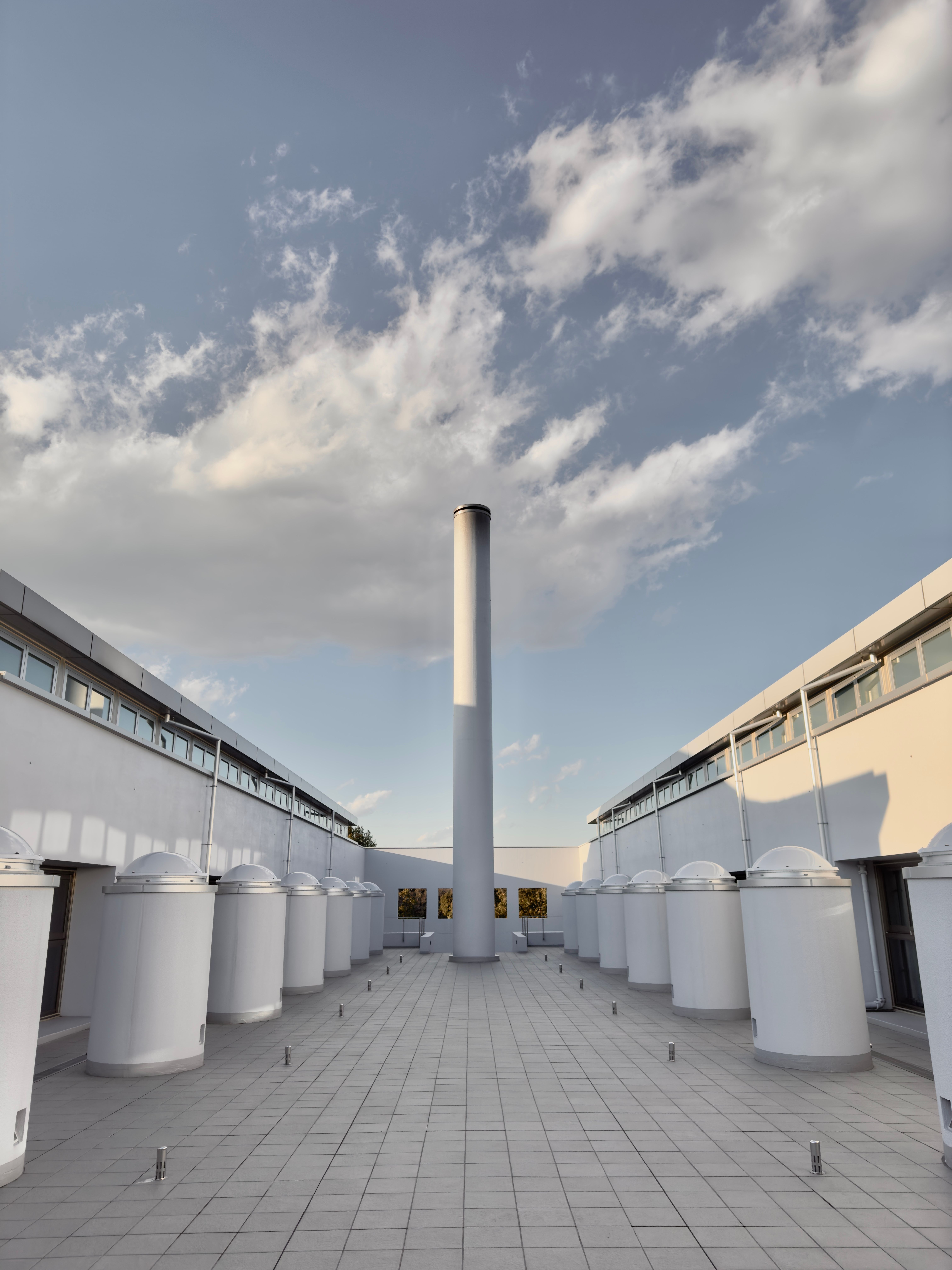 Modern Architectural Rooftop with Pillars · Free Stock Photo