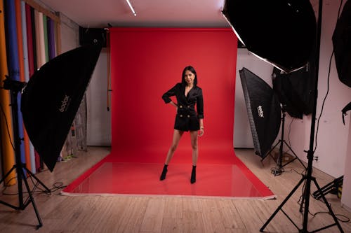 Selbstbewusste Frau im roten Hintergrund