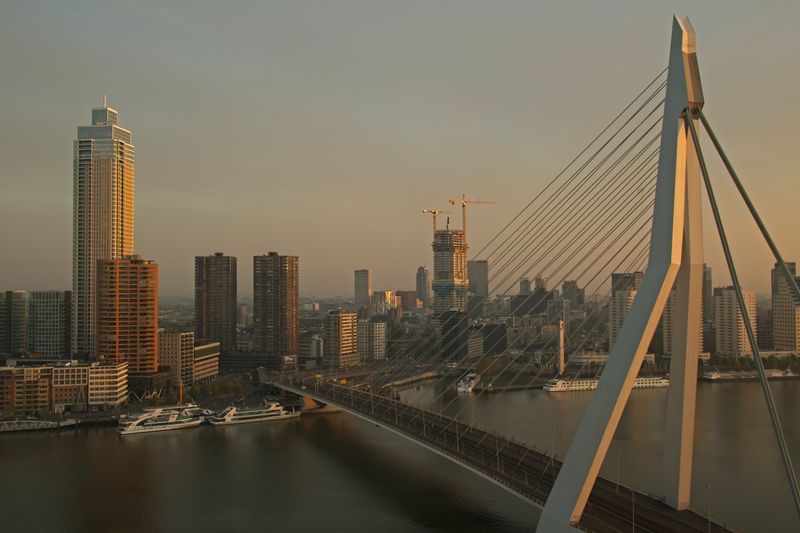 Skyline van Rotterdam met de Erasmusbrug