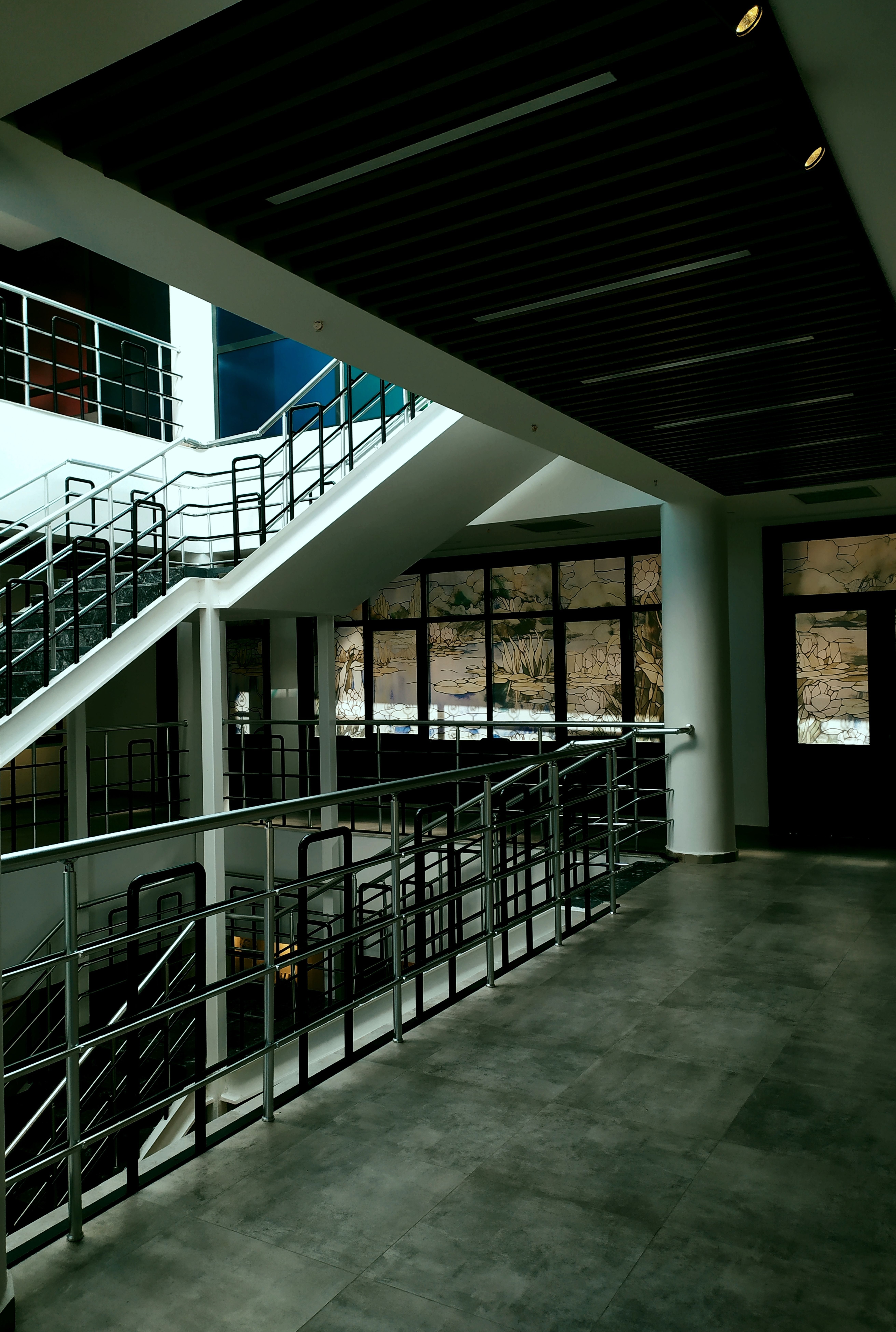 Escada Interna Moderna Em Edifício Contemporâneo · Foto profissional ...