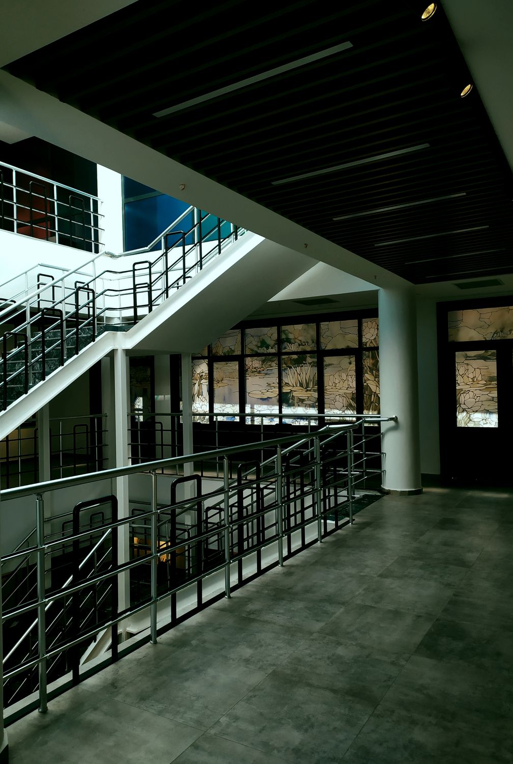 Escada Interna Moderna Em Edifício Contemporâneo · Foto profissional ...