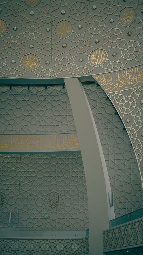 Free Elegant architecture featuring detailed Arabic calligraphy and geometric patterns, ideal for cultural themes. Stock Photo