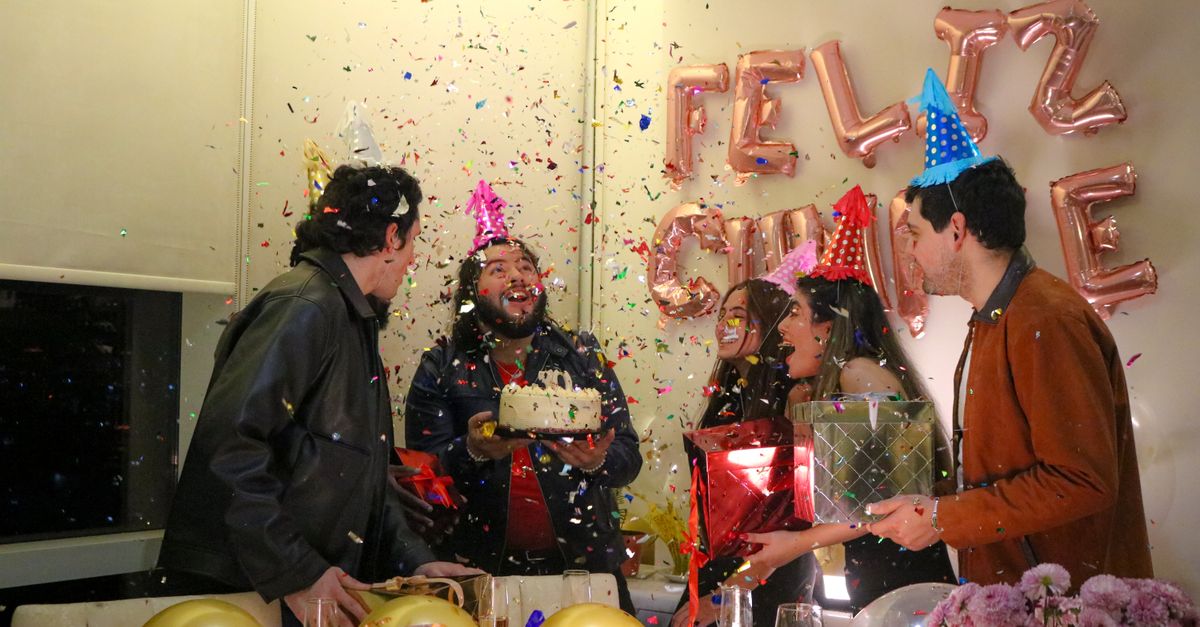 Comment réussir une fête des parents surprise : astuces et conseils