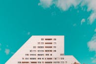 柏林一座设计独特的现代化公寓楼，映衬着明亮的蓝天