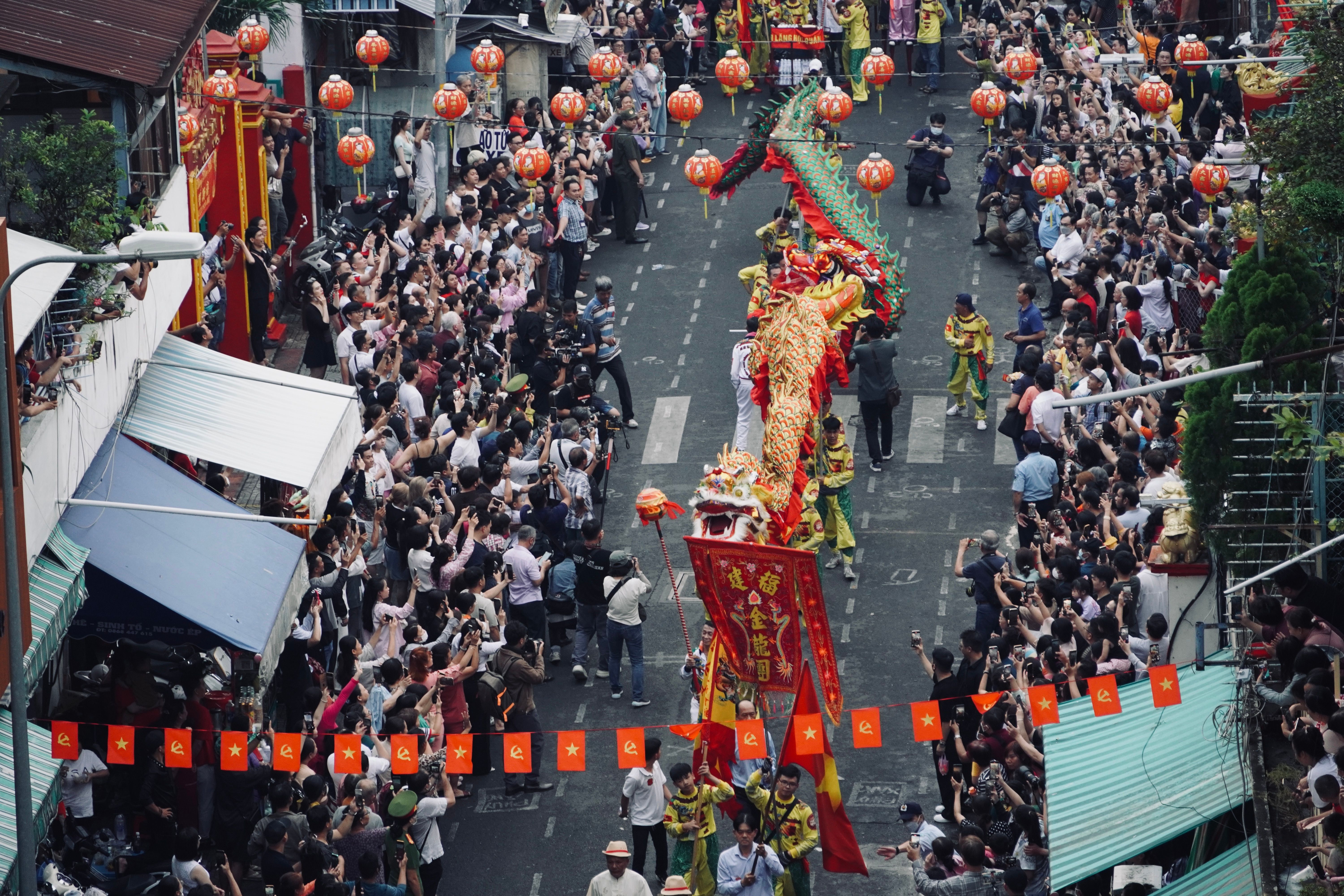 Vibrant Dragon Dance Street Festival Celebration · Free Stock Photo