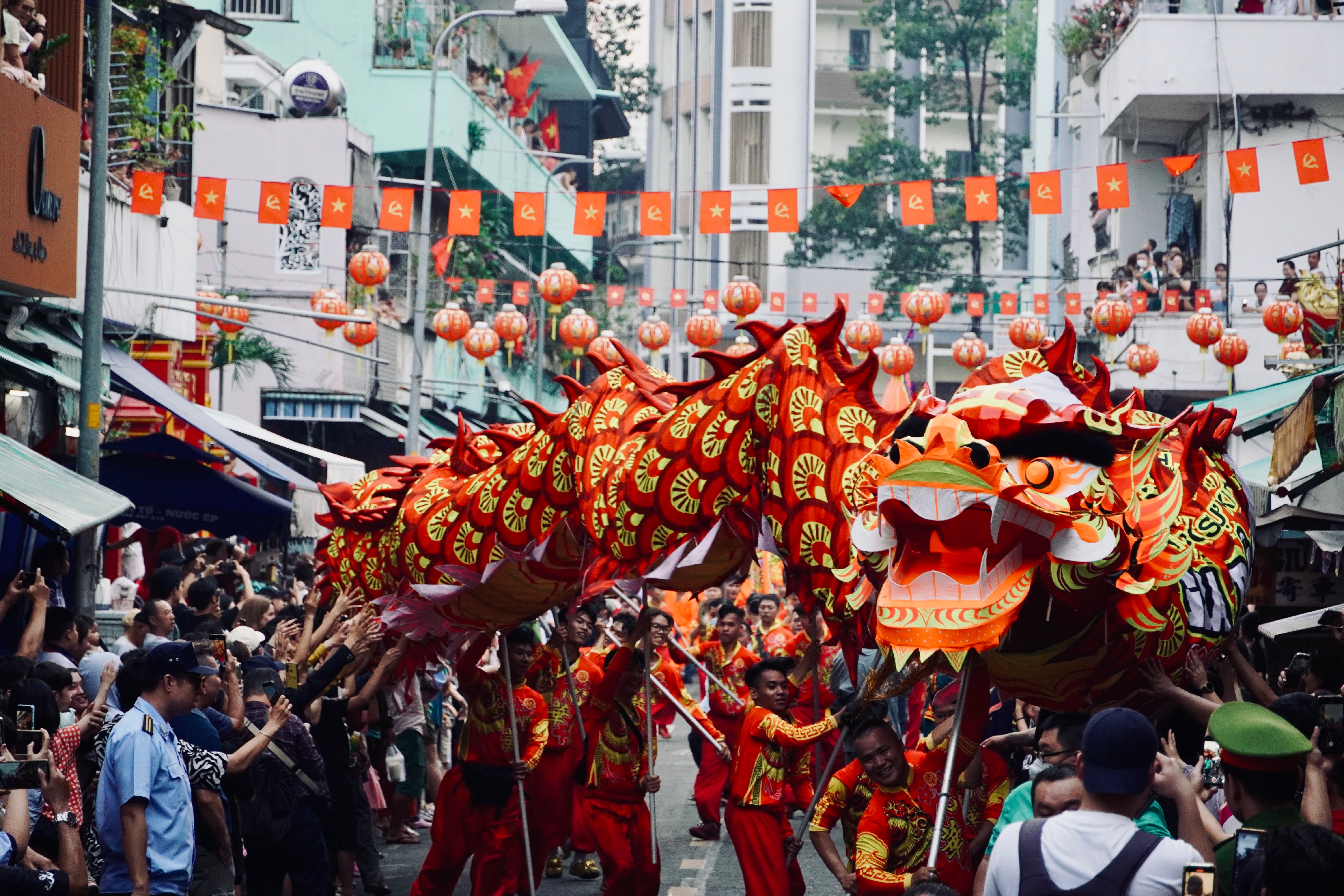 Vibrant Dragon Dance at Asian Street Festival · Free Stock Photo